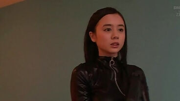 Kostümlü Asyalı anne catsuit ile yüzüne boşalıyor