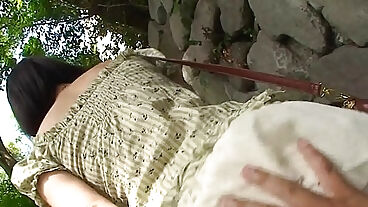 可爱的亚洲棕发妹揉搓着湿透的阴户