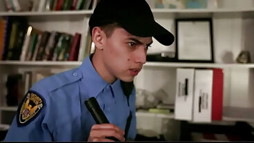 娇小亚洲忍者少女捆绑保安并肏他