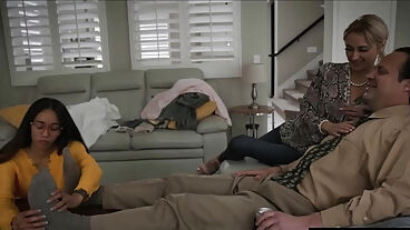 亚洲养女遭继父母轮奸