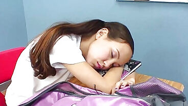 教师猛干瘦削亚洲少女紧致小穴