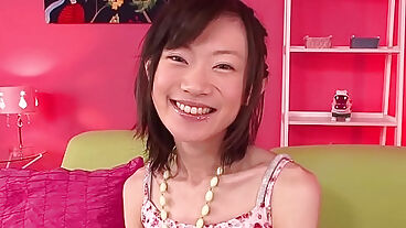 纤瘦亚洲娇娃享受阴部玩弄