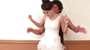 精致的芭蕾舞女孩穿着丝袜，被巨根猛烈贯穿，留下浓稠的内射，令这位惊艳的亚洲色情明星性感欲火焚身